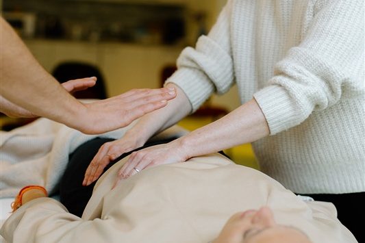 Schülerin löst Blockaden mit Craniosacraler Technik am Becken und Rumpf