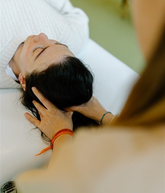 Strukturelle Arbeit an Wirbelsäule mit Osteopathie