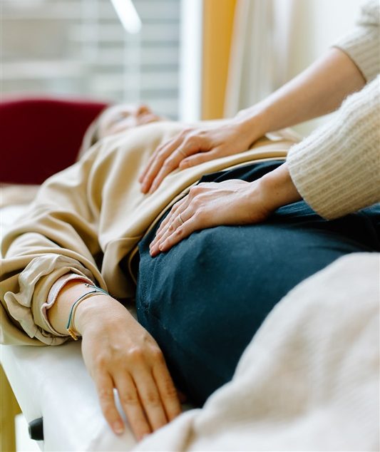 Strukturelle Arbeit an Wirbelsäule mit Osteopathie