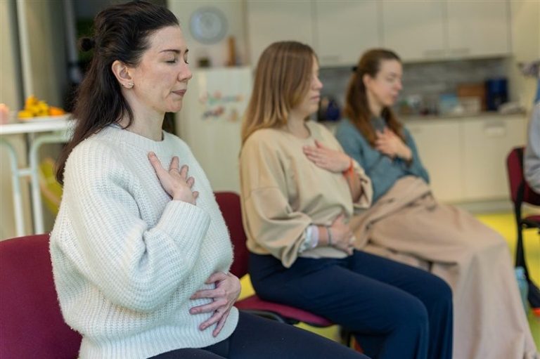 Ausbildungsgruppe reguliert Nervensystems durch Atemübungen im Kurs